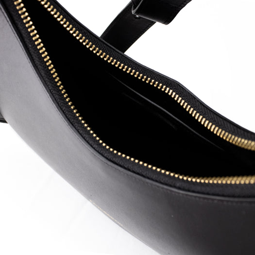 la fermeture iconique du sac Crossbody